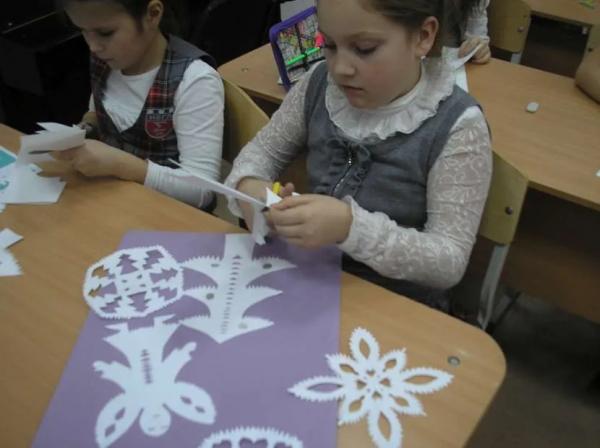 Как украсить дверь в классе к новому году: разработка и реализация идей с привлечением детей Как украсить дверь в классе к новому году: разработка и реализация идей с привлечением детей