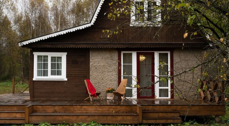 Чем покрасить старый дом: выбор краски для деревянных и оштукатуренных стен, советы по нанесению