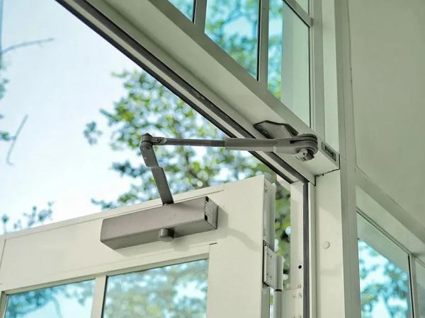 Дверной доводчик: устройство, виды и критерии выбора Дверной доводчик: устройство, виды и критерии выбора