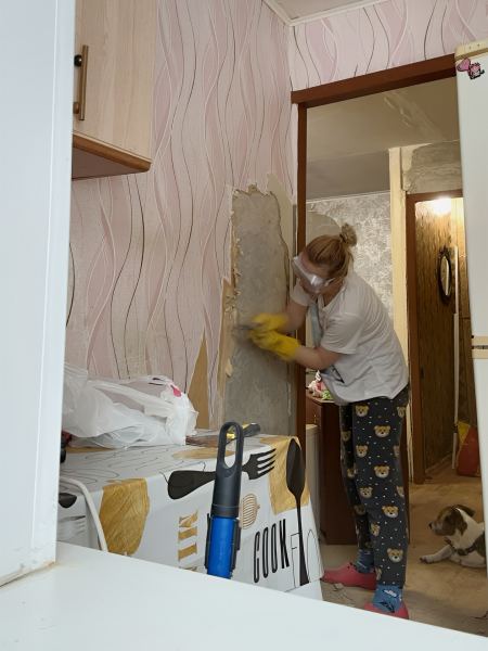 Как я сделала ремонт в хрущевке с проход­ной комнатой за 1,8 млн рублей: фото до ​и после