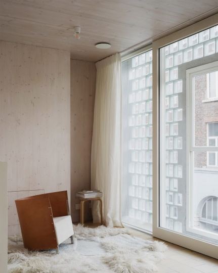 В Бельгии построили дом со стеклянно-кирпичным фасадом