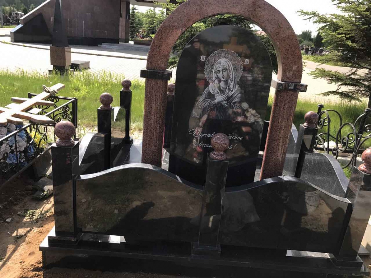 Особенности памятников из гранита: качество и долговечность